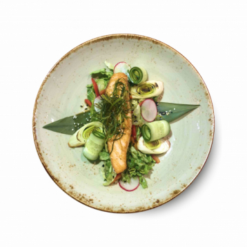 Ижевск Авторский салат со стейком из лосося и свежими овощами
